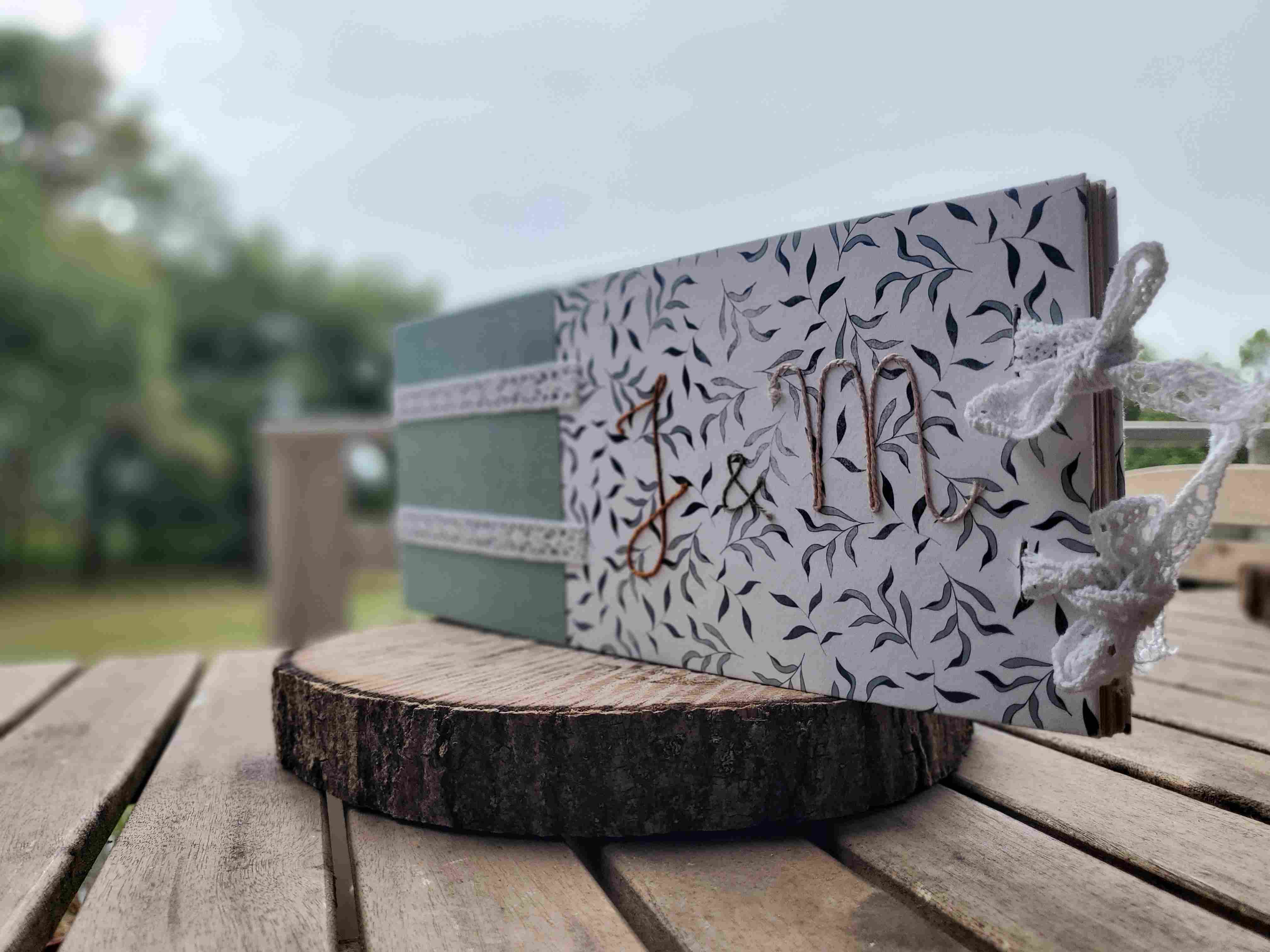 Fermeture par des rubans en dentelle, initiales en fil de coton