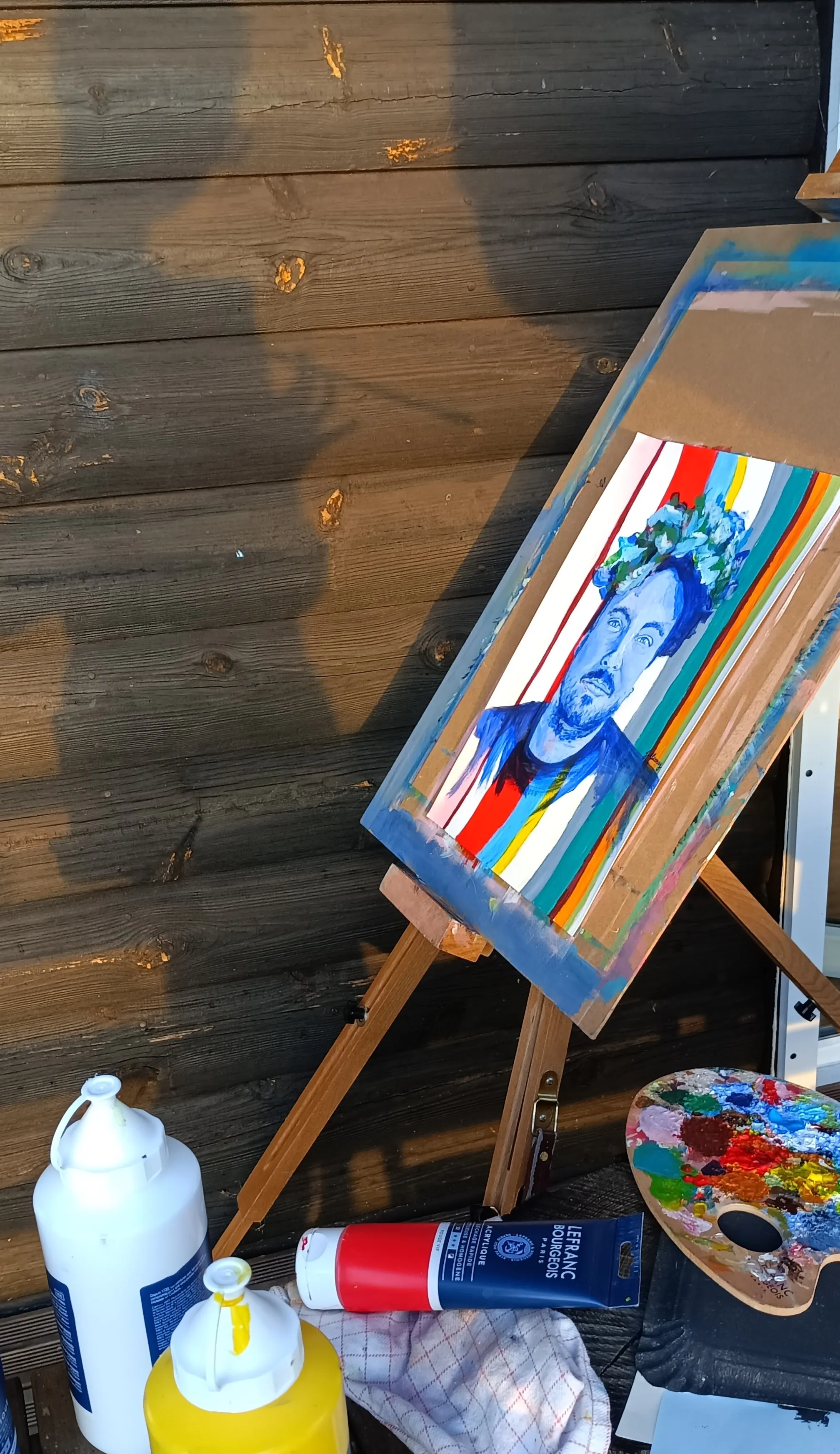 Juliette Alcaraz peignant sur sa terrasse "Kaki in blue", 2026