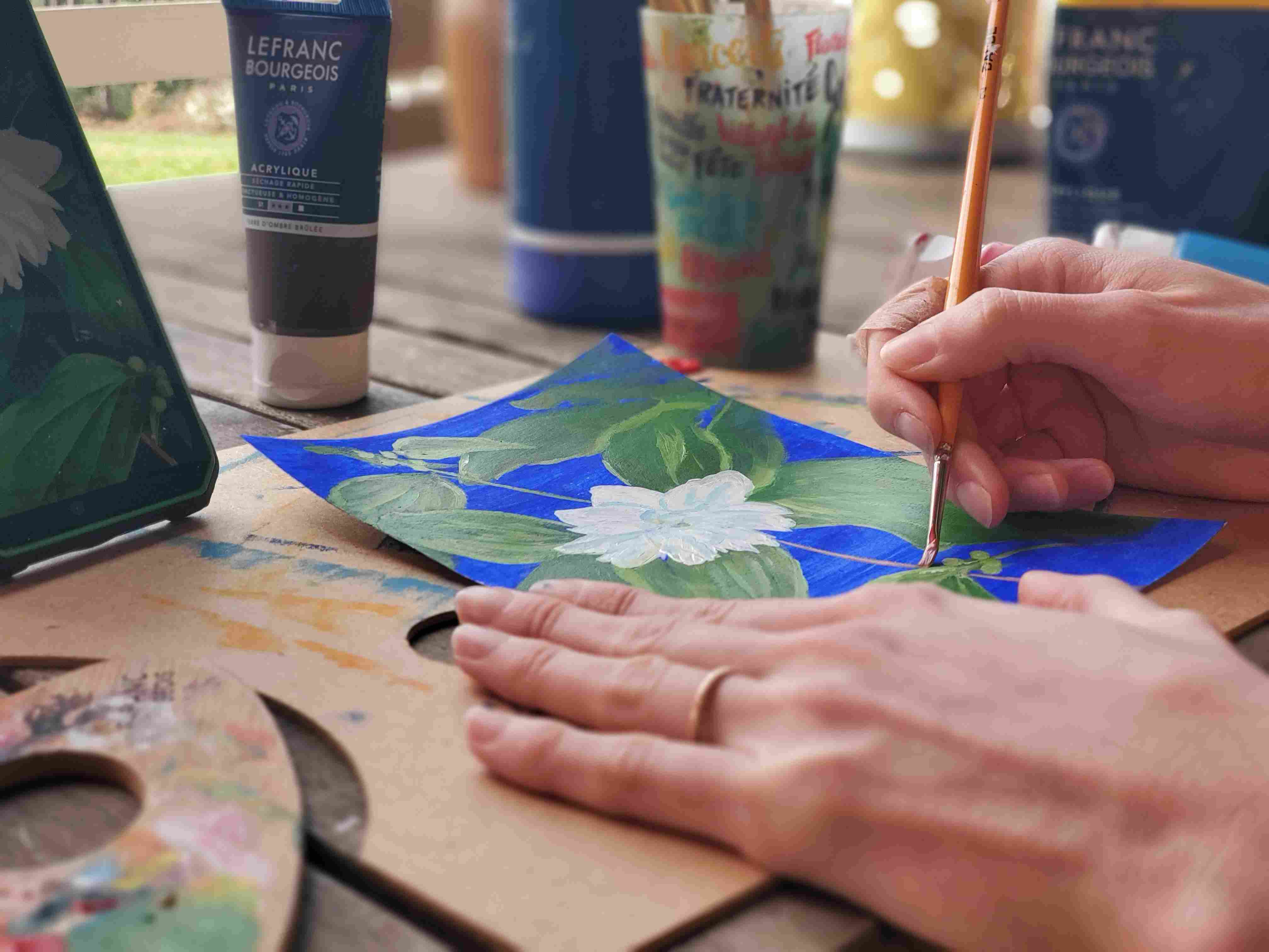 Juliette Alcaraz peignant une fleur blanche à l'acrylique, 2026