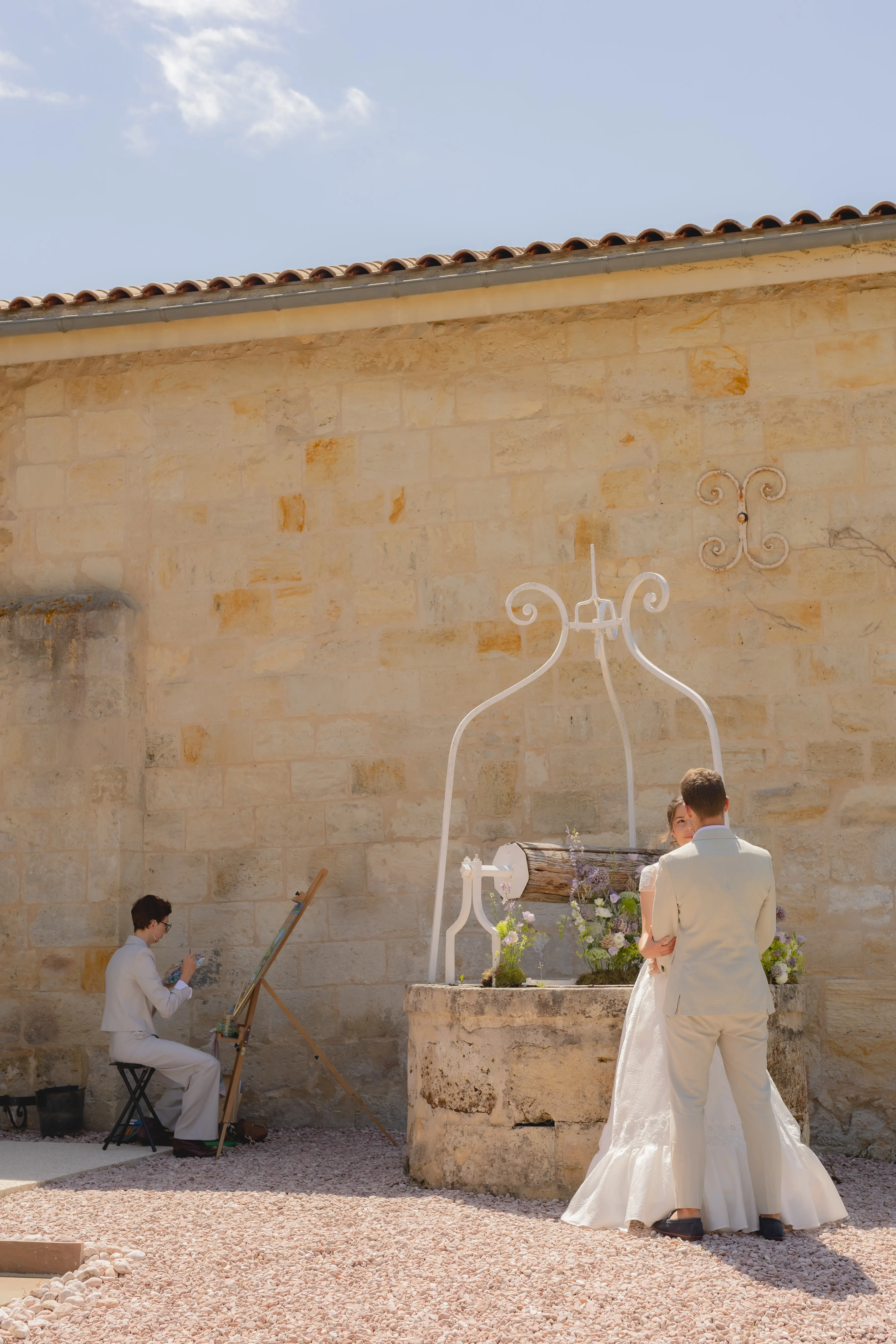 Juliette Alcaraz peignant sur le lieu de réception d'un mariage